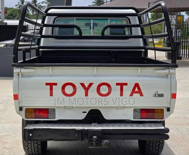 Toyota Land Cruiser 2011 Pearl