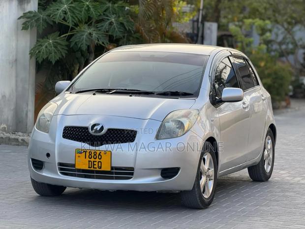 Toyota Vitz 2004 Silver