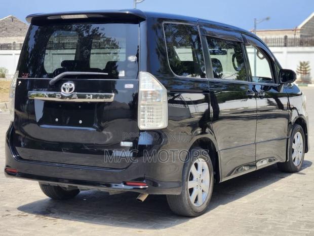 Toyota Noah 2.0 143hp FWD (8 Seater) 2009 Black