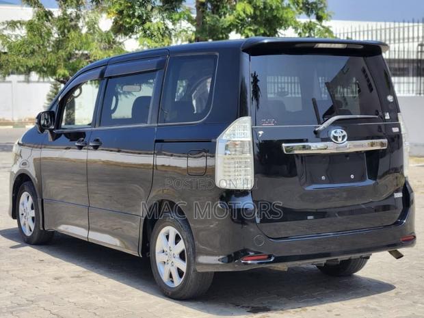 Toyota Noah 2.0 143hp FWD (8 Seater) 2009 Black