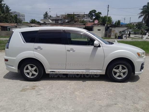 Mitsubishi Outlander 2011 White