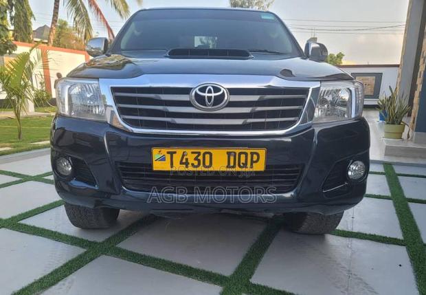 Toyota Hilux 2013 Black