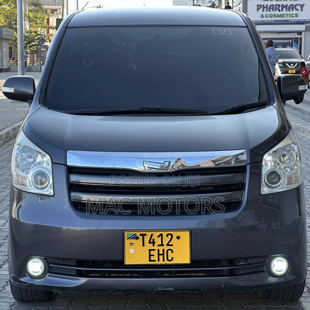Toyota Noah 2.0 143hp FWD (8 Seater) 2008 Gray
