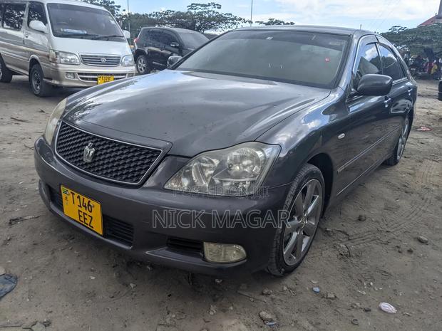 Toyota Crown 2006 Gray