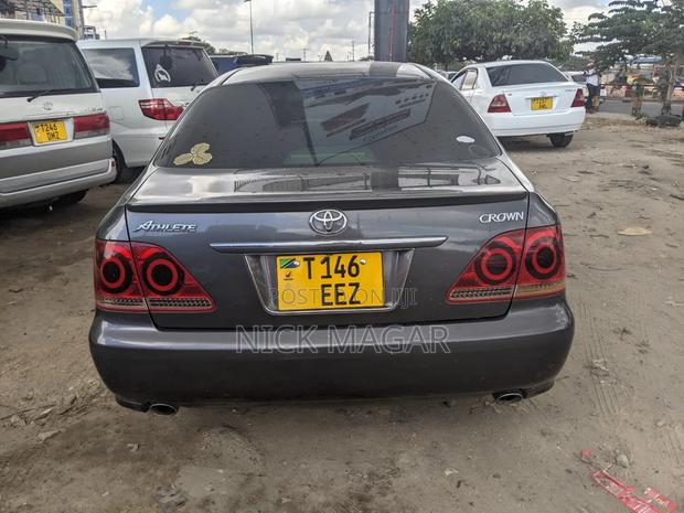 Toyota Crown 2006 Gray