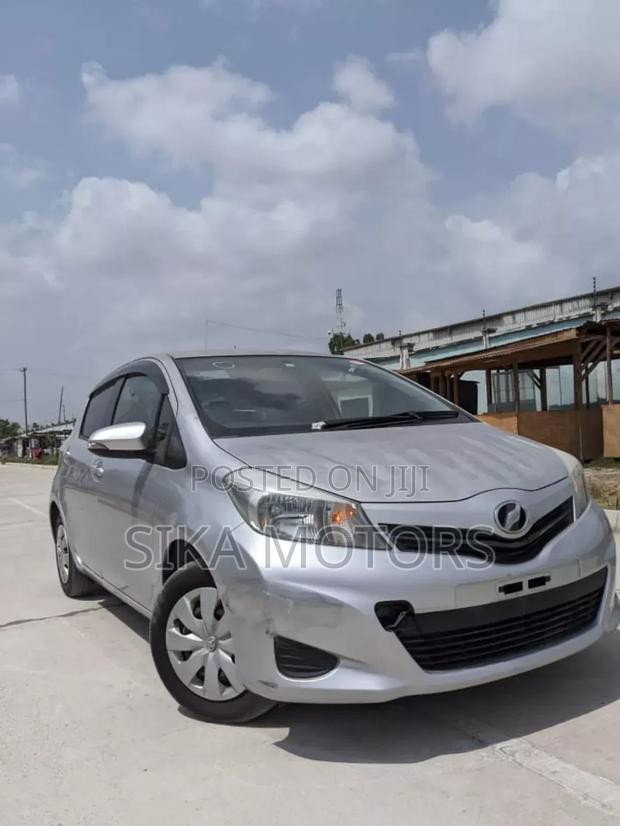 Toyota Vitz 2013 Silver