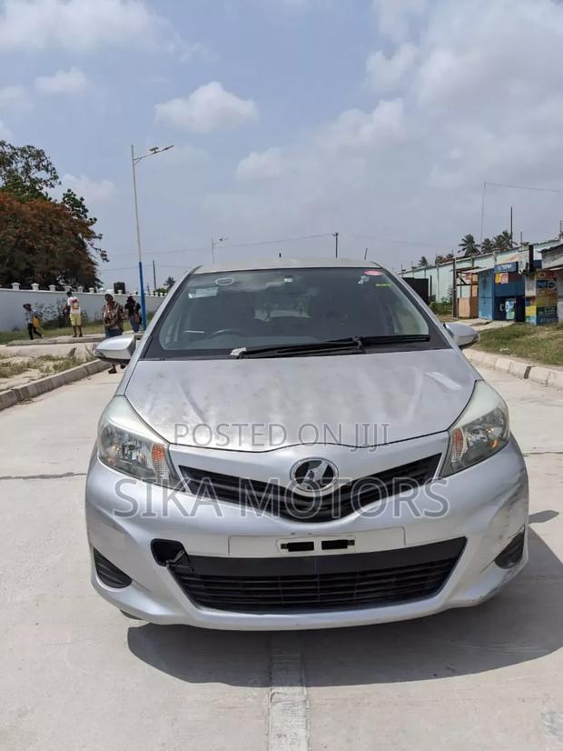 Toyota Vitz 2013 Silver