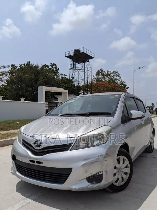 Toyota Vitz 2013 Silver