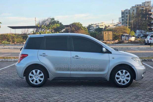 Toyota IST 2003 Silver