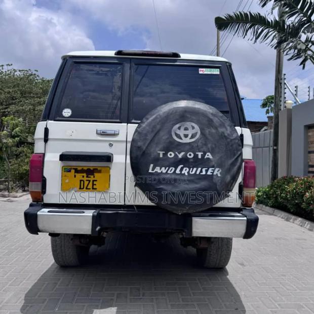 Toyota Land Cruiser 2005 White
