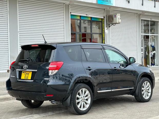Toyota Vanguard 2011 Black