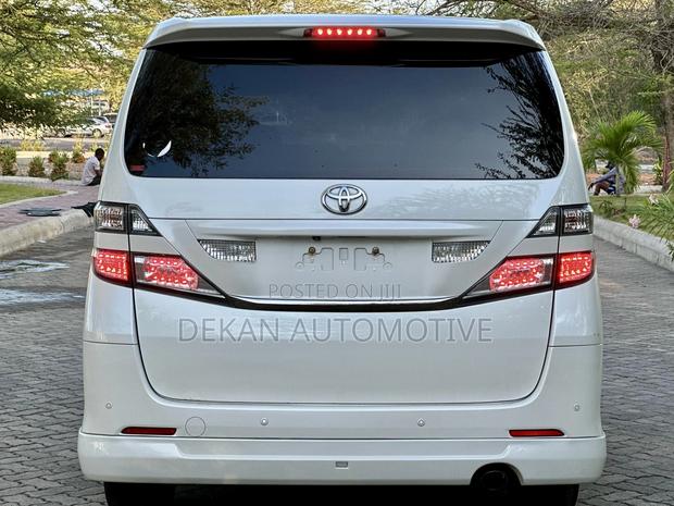 Toyota Vellfire 2009 White