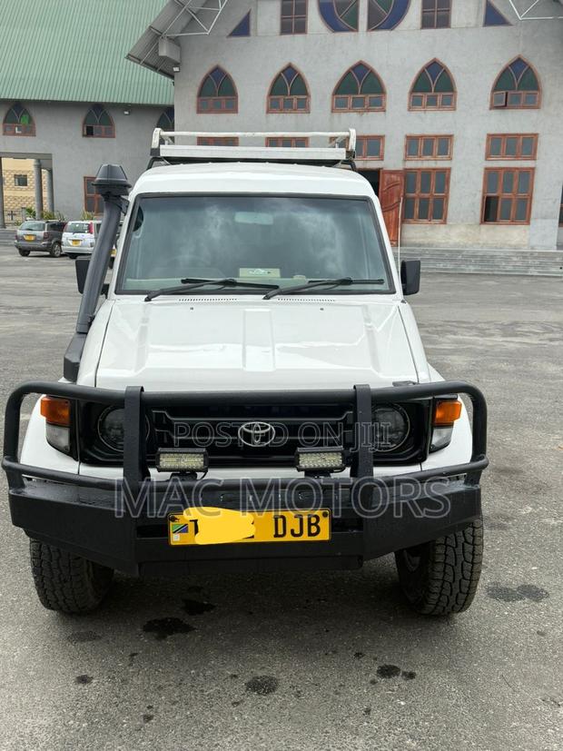 Toyota Land Cruiser 2007 White