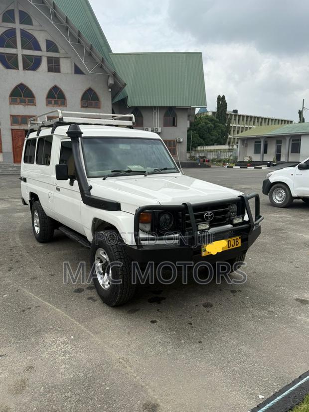 Toyota Land Cruiser 2007 White
