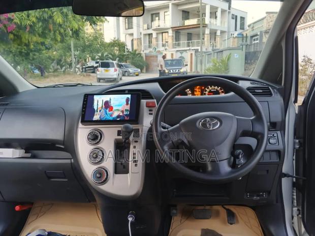 Toyota Ractis 2009 Silver