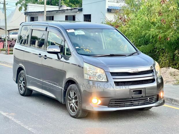 Toyota Noah 2009 Gray