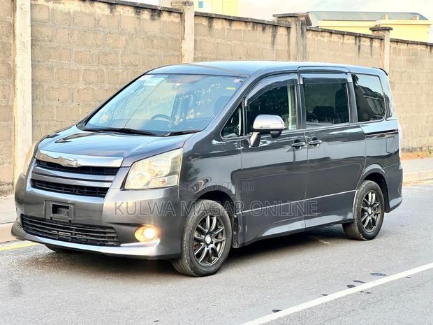 Toyota Noah 2009 Gray