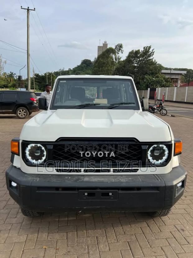 Toyota Land Cruiser 2015 White