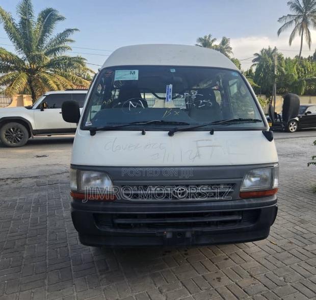 Toyota HiAce 2005 White