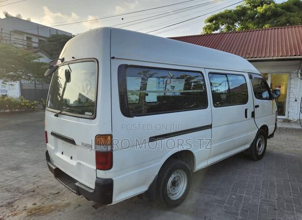 Toyota HiAce 2005 White