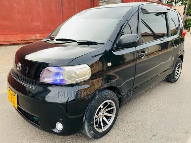 Toyota Porte 2005 Black