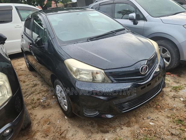 Toyota Vitz 1.3 FWD 5dr 2011 Gray
