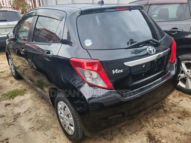 Toyota Vitz 1.3 FWD 5dr 2011 Gray
