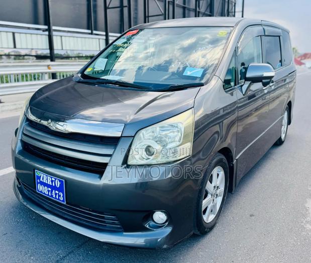 Toyota Noah 2009 Gray