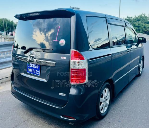 Toyota Noah 2009 Gray