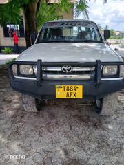 Toyota Hilux 2000 White for sale