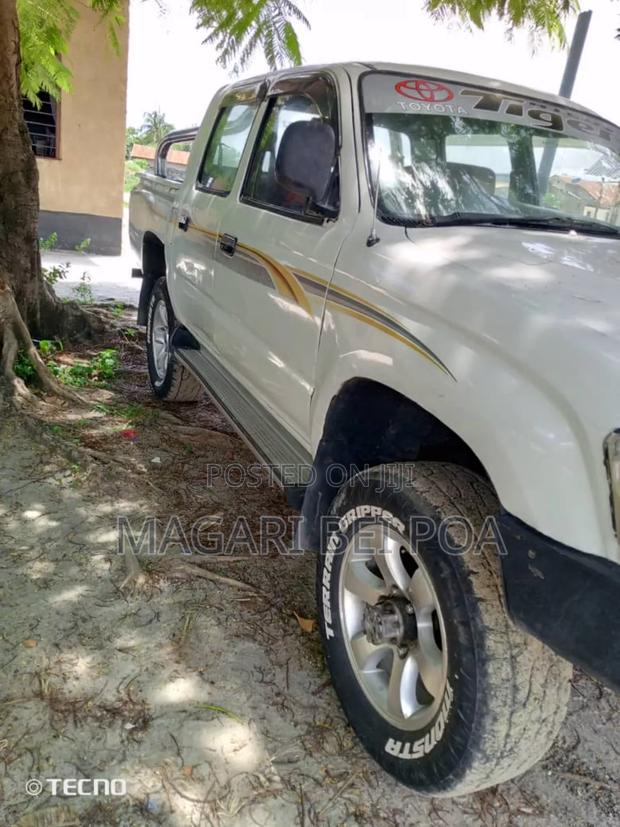Toyota Hilux 2000 White