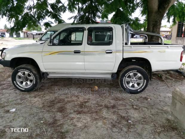Toyota Hilux 2000 White