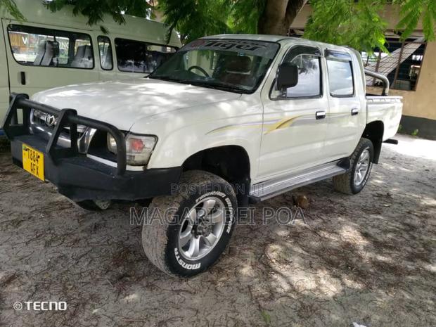 Toyota Hilux 2000 White