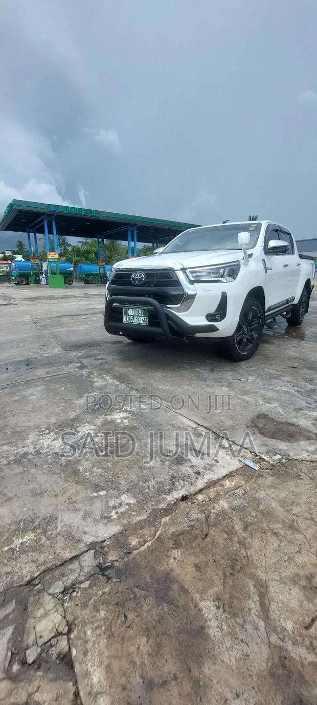 Toyota Hilux 2022 White