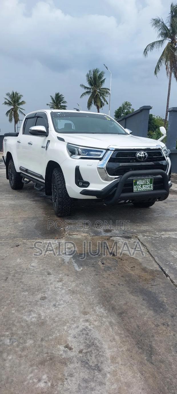 Toyota Hilux 2022 White