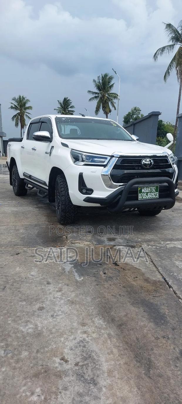 Toyota Hilux 2022 White