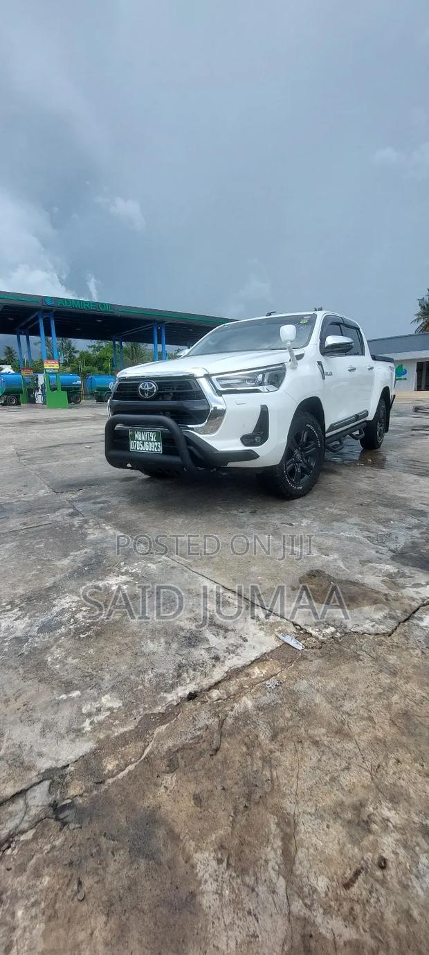Toyota Hilux 2022 White