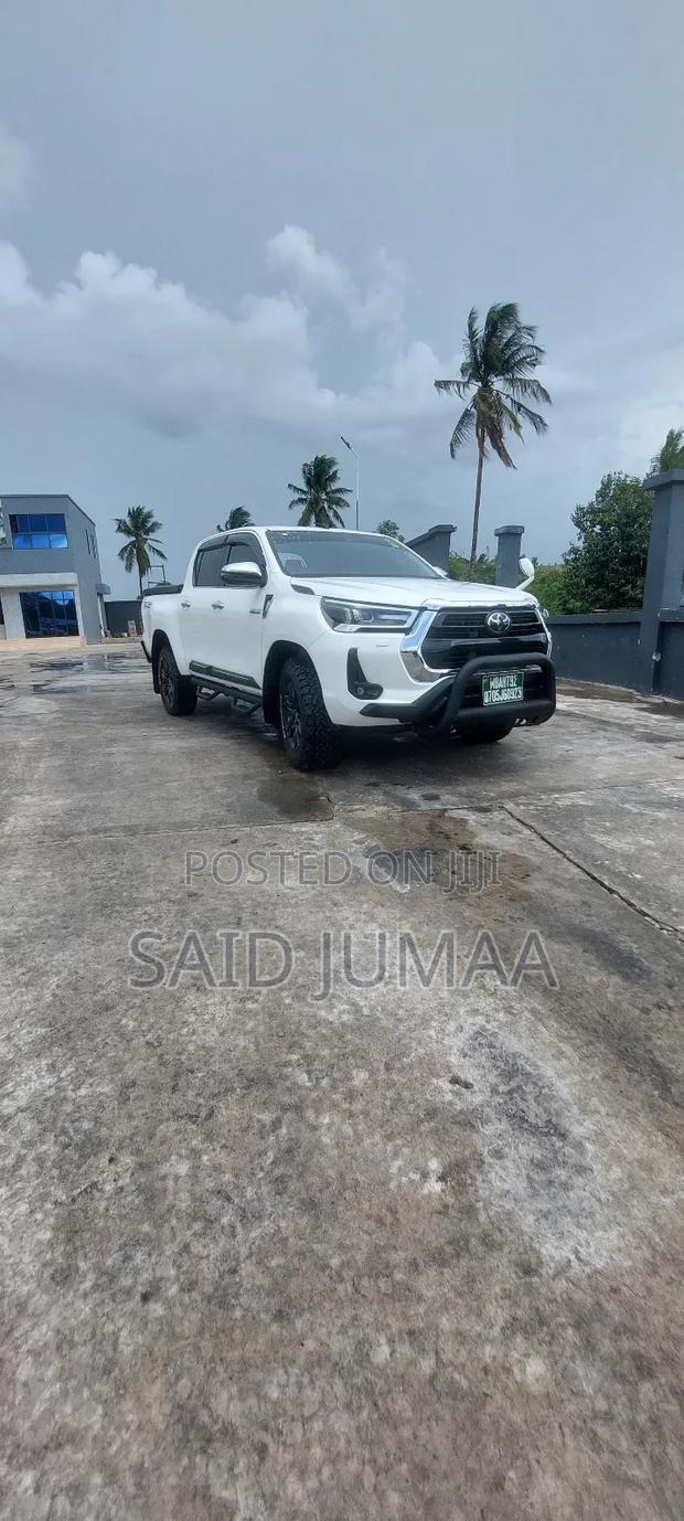 Toyota Hilux 2022 White