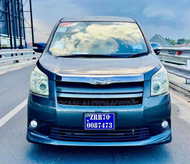 Toyota Noah 2.0 143hp AWD (7 Seater) 2009 Gray