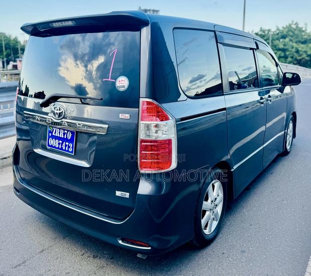 Toyota Noah 2.0 143hp AWD (7 Seater) 2009 Gray