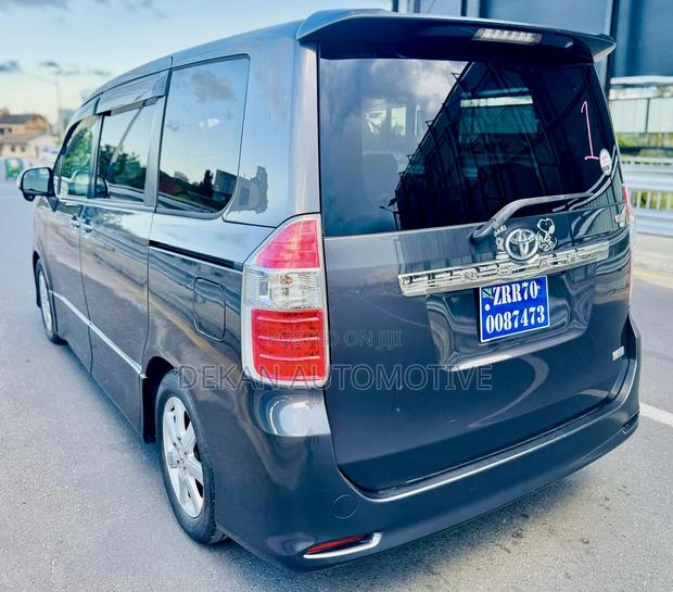 Toyota Noah 2.0 143hp AWD (7 Seater) 2009 Gray