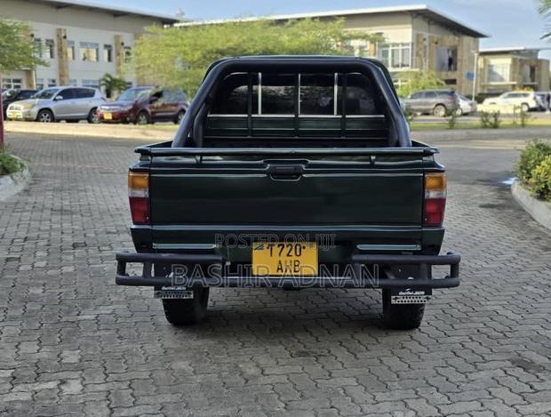 Toyota Hilux 2000 Green