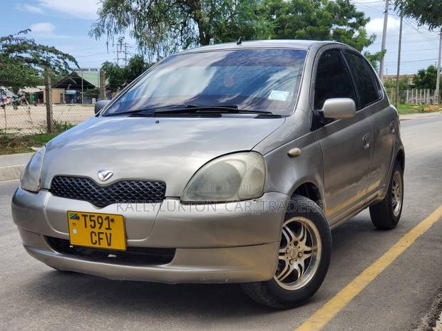 Toyota Vitz 2004 Silver