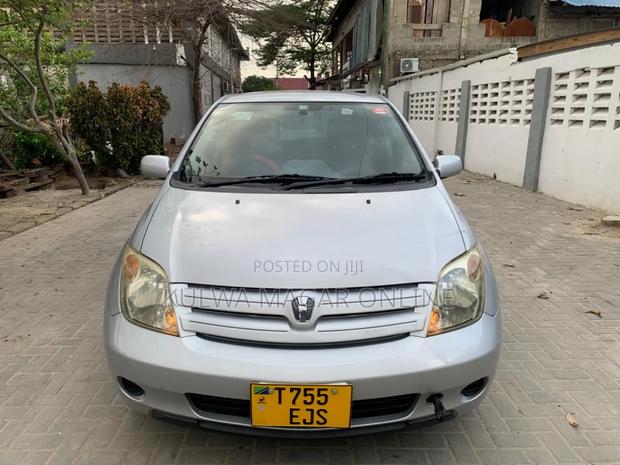 Toyota IST 2004 Silver