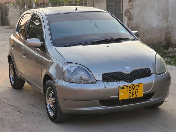 Toyota Vitz 2003 Silver