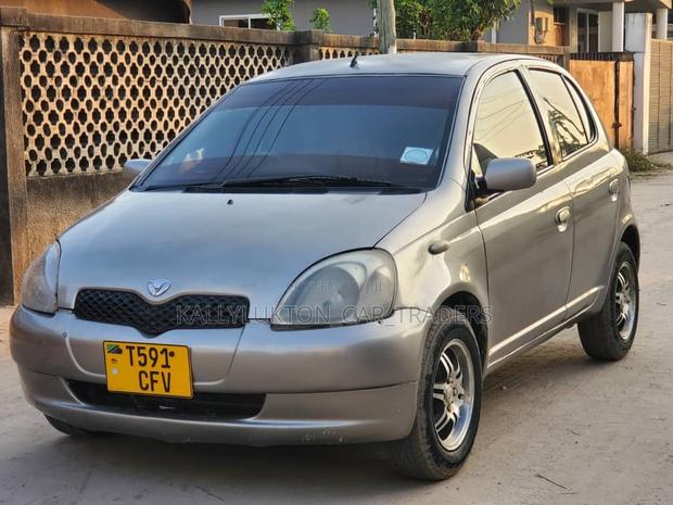 Toyota Vitz 2003 Silver