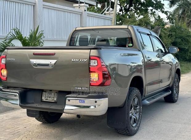 Toyota Hilux 2022 Gray
