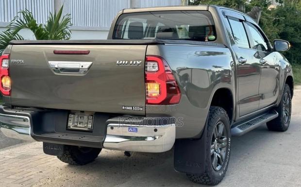 Toyota Hilux 2022 Gray