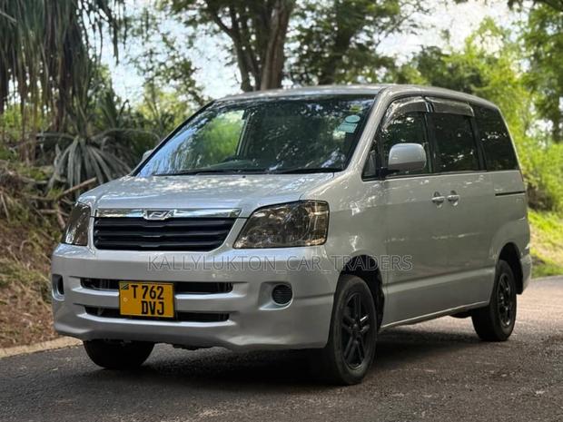 Toyota Noah 2005 Silver