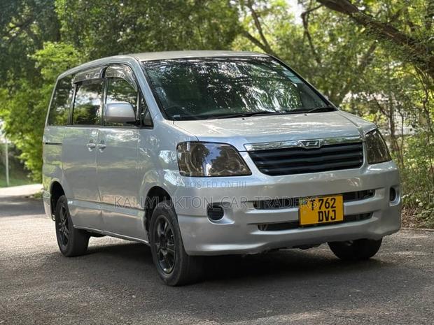 Toyota Noah 2005 Silver